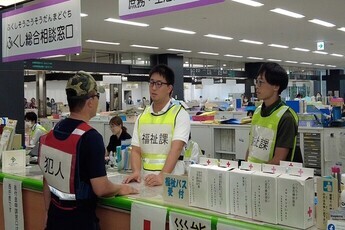 福祉課の窓口で対応する訓練の様子の写真