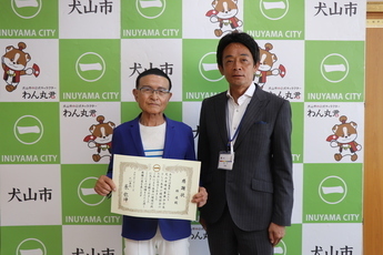 感謝状を手にする（左）林さんと（右）原市長