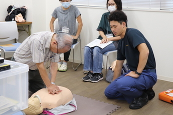 救命講習心肺蘇生法の講義を受けている様子の写真