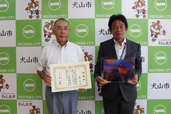 （左）感謝状を手にする梅田浩さんと（右）原市長の写真