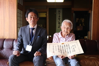 (左)原市長(右)林孝子さんの写真