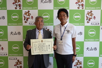 （左）感謝状を手にする高木さん（右）原市長の写真