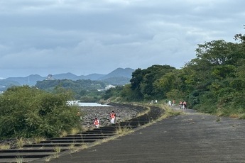 木曽川犬山緑地での川と海のクリーン大作戦の様子