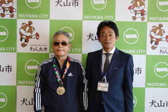 臼井さん（写真左）と原市長