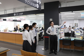 市役所本庁舎にて業務内容を聞く生徒たち