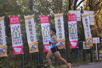 犬山市ののぼりの前を走る選手