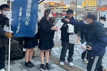 犬山駅東での募金活動の様子