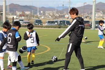 小学生に指導する水野選手の様子