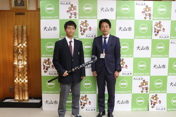 杉浦さん（写真左）と原市長