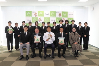 レシピを開発した名古屋経済大学の皆さんと愛知北農業協同組合の営農生活部長（写真前列右から2番目）と原市長
