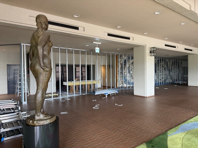 ホワイエ間仕切り中