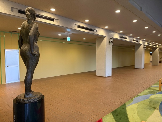 ホワイエ間仕切り後