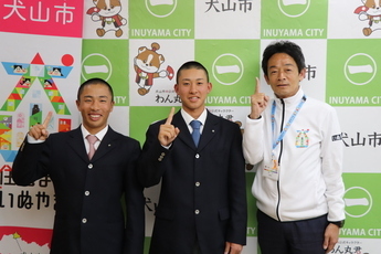 原市長へ甲子園出場報告をした木下さん、友原さん