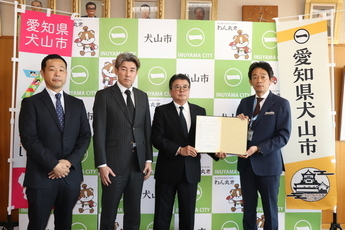 協定締結した三社の皆さんと原市長