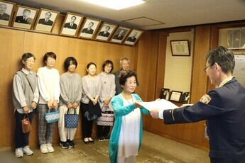 感謝状を受け取る第2名犬ハイツ有志会の皆さん