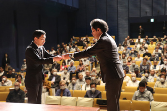 原市長から委嘱状を受け取る安川さん（写真左）