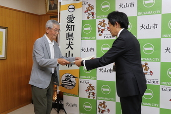 感謝状を贈呈される石田さん（写真左）