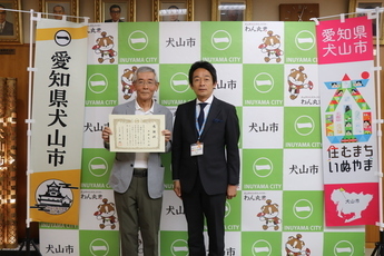 石田さん（写真左）と原市長