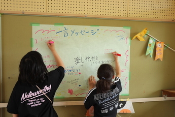 お別れメッセージを書く卒園生