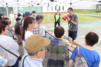 市職員による備蓄食品についての説明の様子