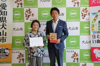 書籍寄贈者の表敬訪問の様子