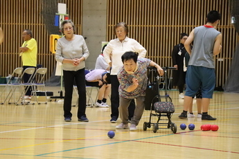 参加者がジャックボールを投げる様子