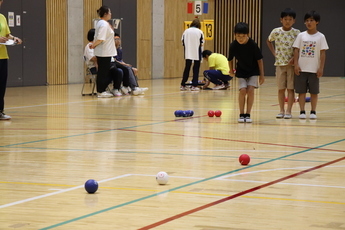 参加者の子供がジャックボールを投げる様子