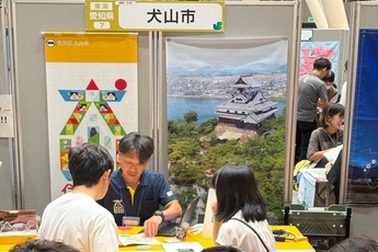 話を聞く来場者
