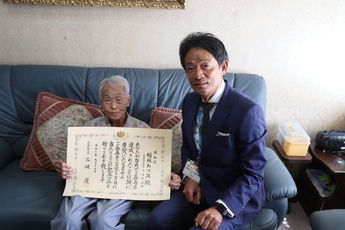賞状を持つ稲垣さん