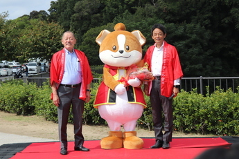 リニューアルしたわん丸くんと原市長