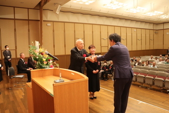 記念品を受け取る塚原さん夫婦
