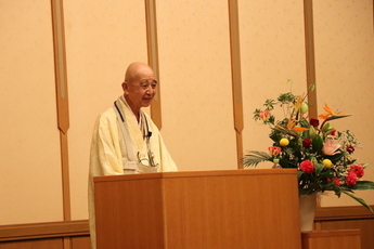 講演する芹澤保道禅師