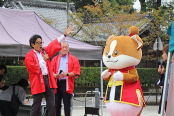 わん丸くんを祝う原市長