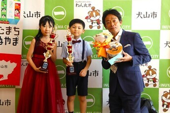 原市長と記念撮影する小池さんと金田さん