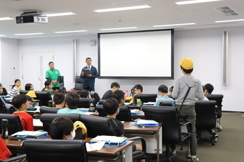 市議会の仕組みの説明を聞き質問しているの様子