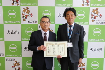 原市長と記念撮影をする伊藤代表取締役