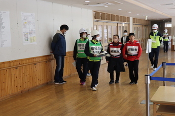 避難者役を誘導する様子