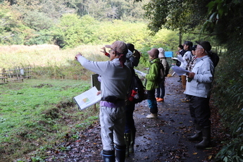 ヒトツバタゴ自生地の説明を聞く受講者の様子