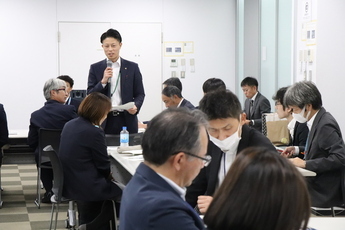 発表する立山町職員