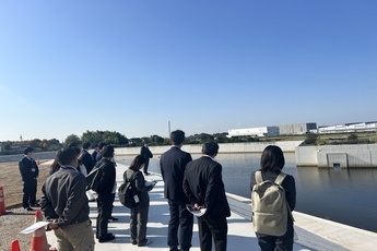 五ヶ村雨水調整池を視察する職員