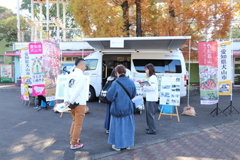 署名活動をしている様子