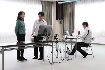 診断結果を踏まえてアドバイスを受ける様子