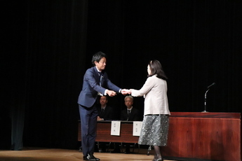 委嘱状を手渡す様子