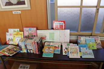 贈呈された本50冊