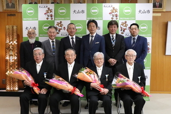 叙勲・褒章受章者の方々(手前)