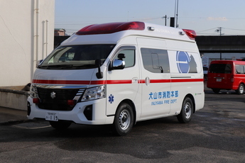正面から見た高規格救急自動車