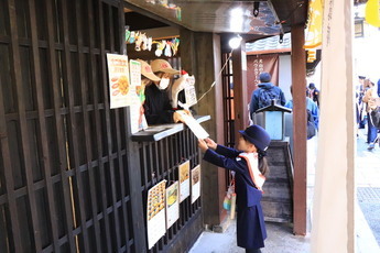 チラシ配りの様子