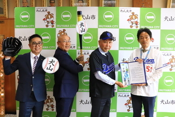 髙橋会頭から原市長に要望書を提出