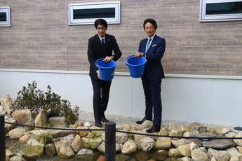 ウシモツゴの里帰り放流会の様子