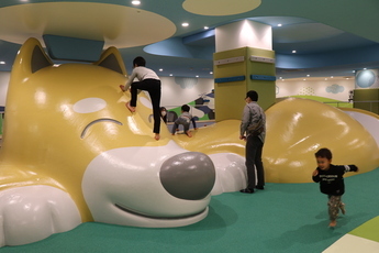 室内遊具で遊ぶ子どもたち